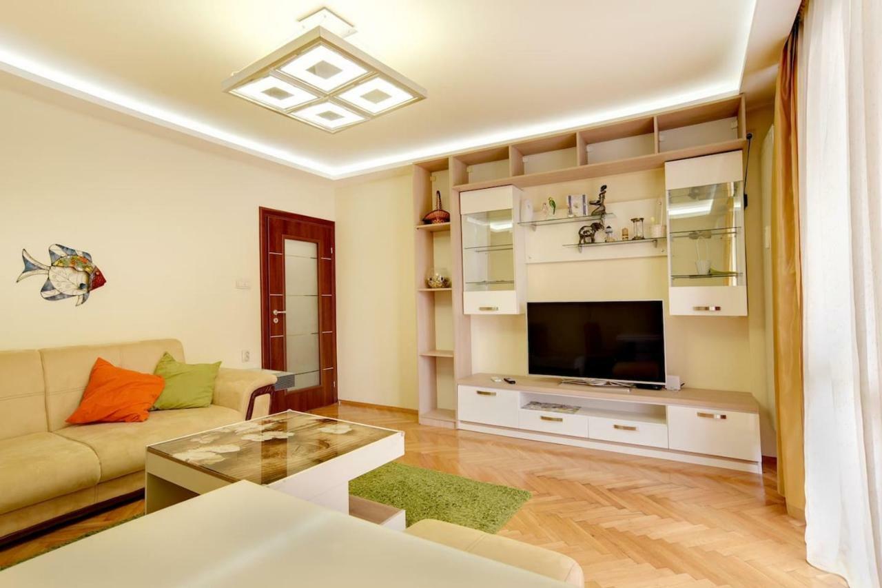 Spacious And Stylish Apartment In The Heart Of Sofia Plus Parking Exterior photo